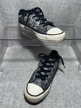 Low-Top skull Print Sneakers in Black and White